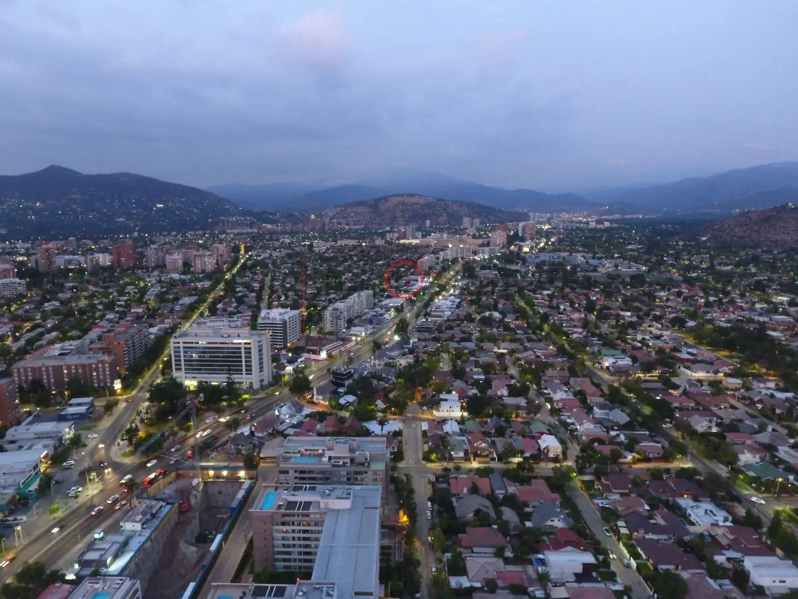 Ciudad y cerros en la hora azul, Las Condes — Santiago, Chile