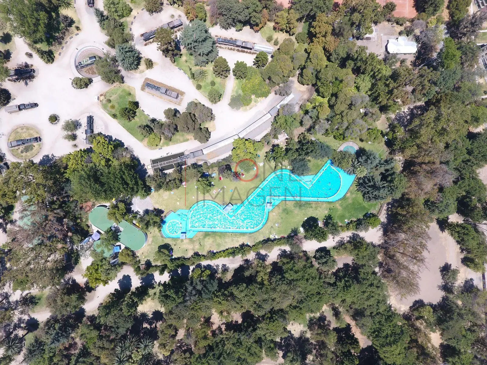 Laguna turquesa entre árboles, Quinta Normal · vista cenital