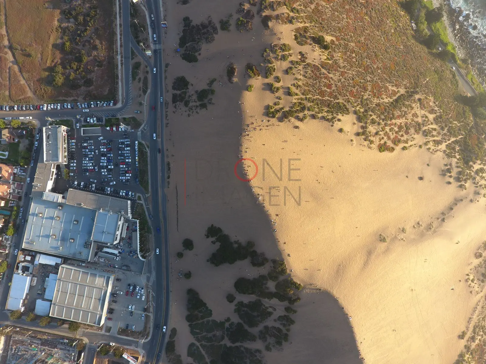 Estacionamiento y dunas, Concón