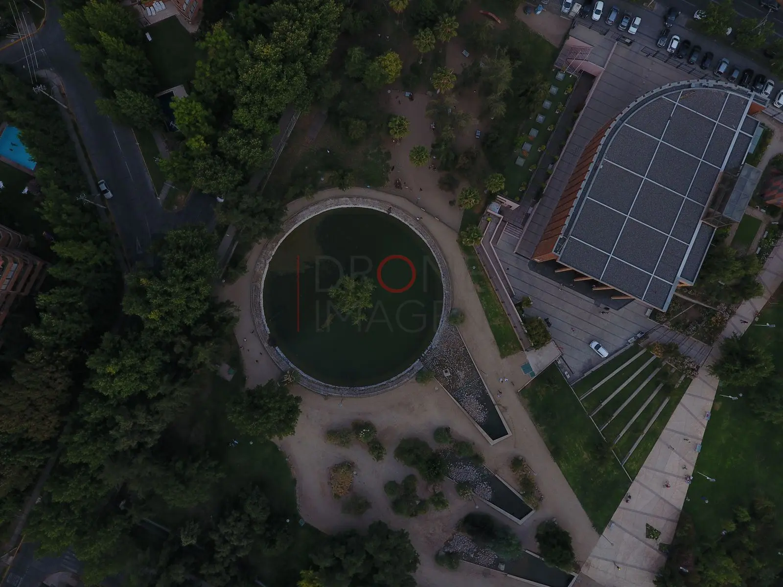 Fuente circular y cancha en el parque, Las Condes — Santiago, Chile