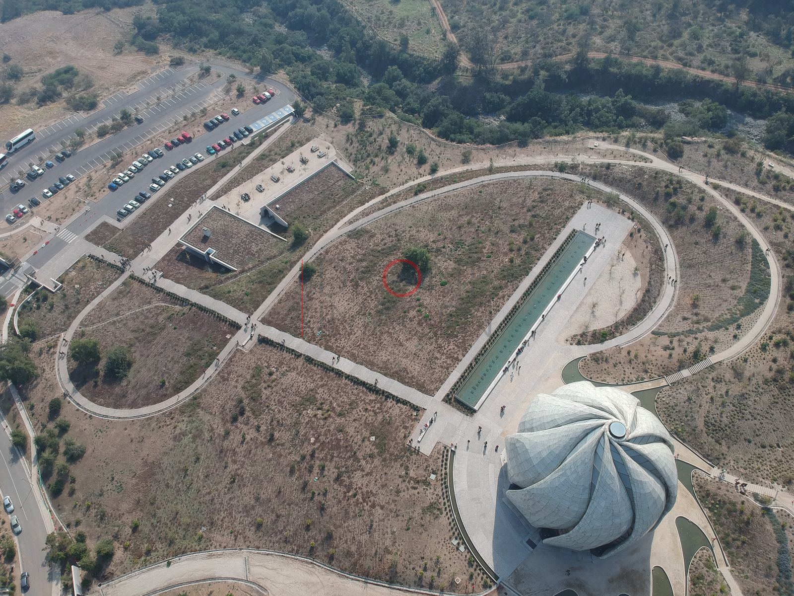 Templo y caminos curvos entre cerros, Peñalolén