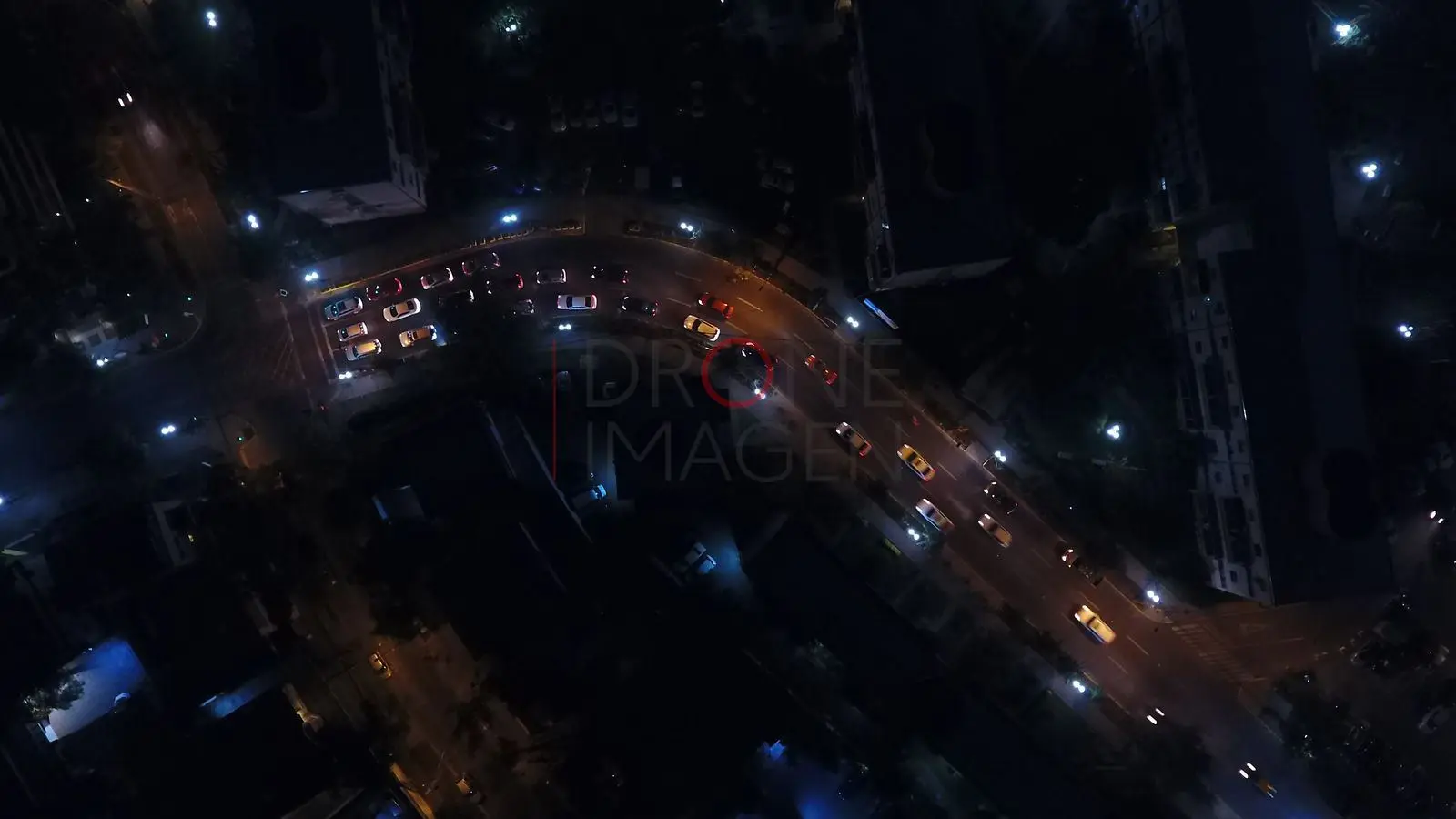 Curva de avenida iluminada de noche, Providencia · vista cenital