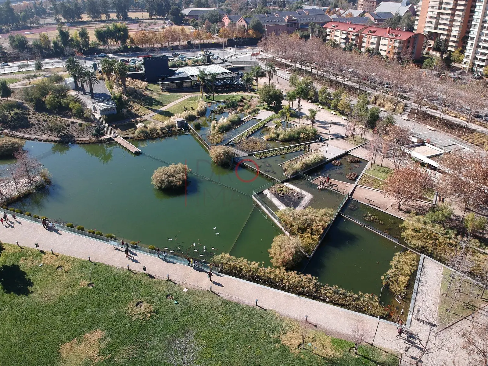 Laguna y edificios de oficinas, Vitacura · vista aérea oblicua