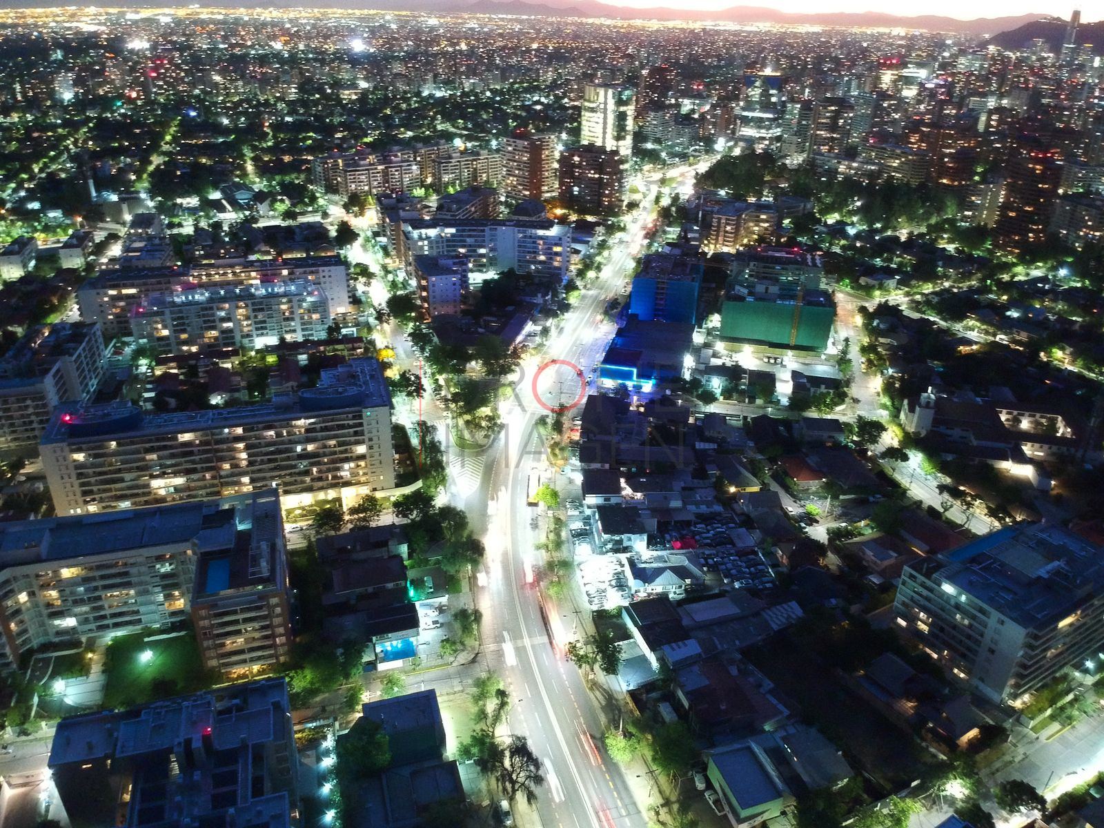 Calles y edificios en hora azul, Las Condes