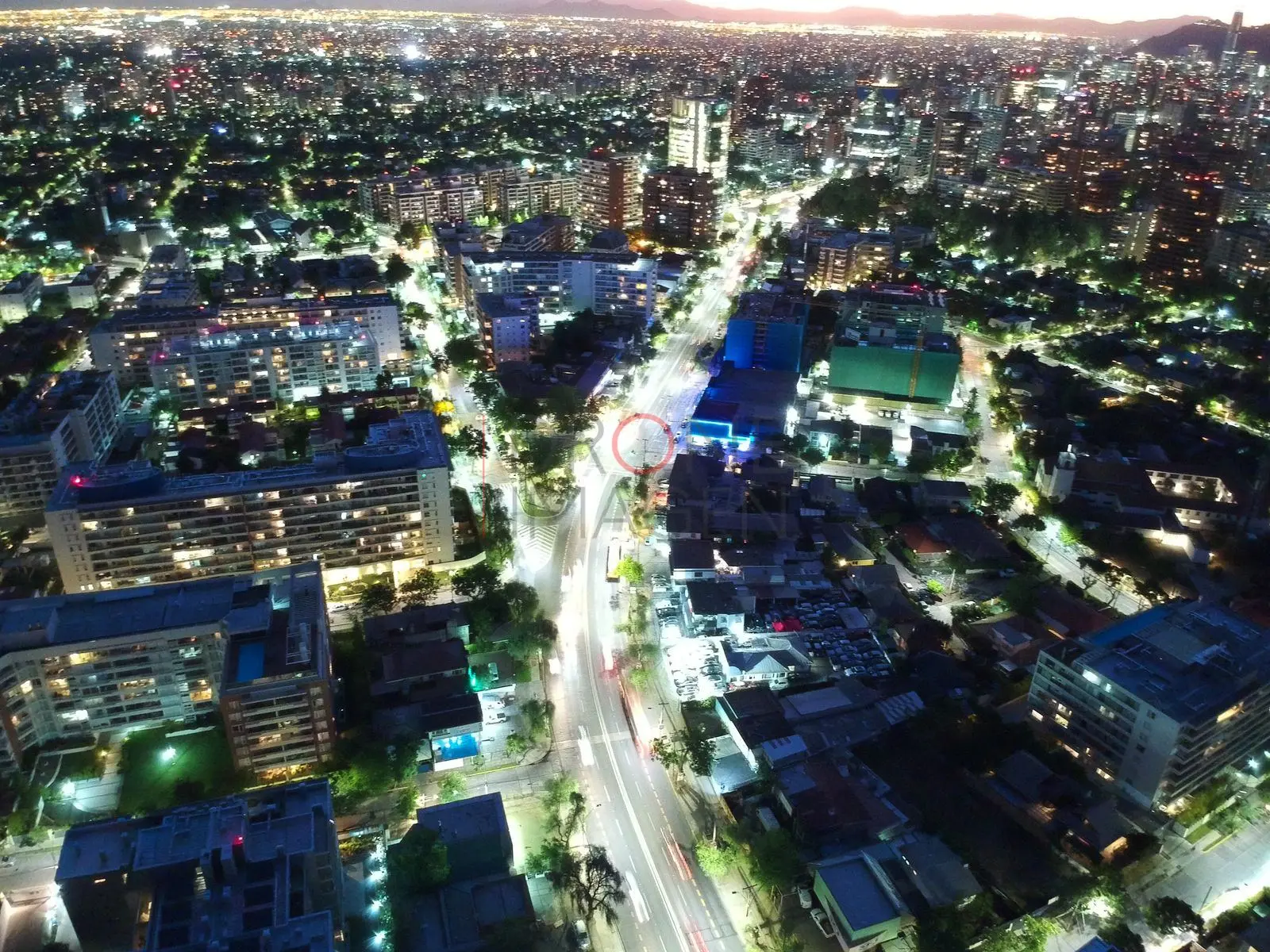 Calles y edificios en hora azul, Las Condes — Santiago, Chile