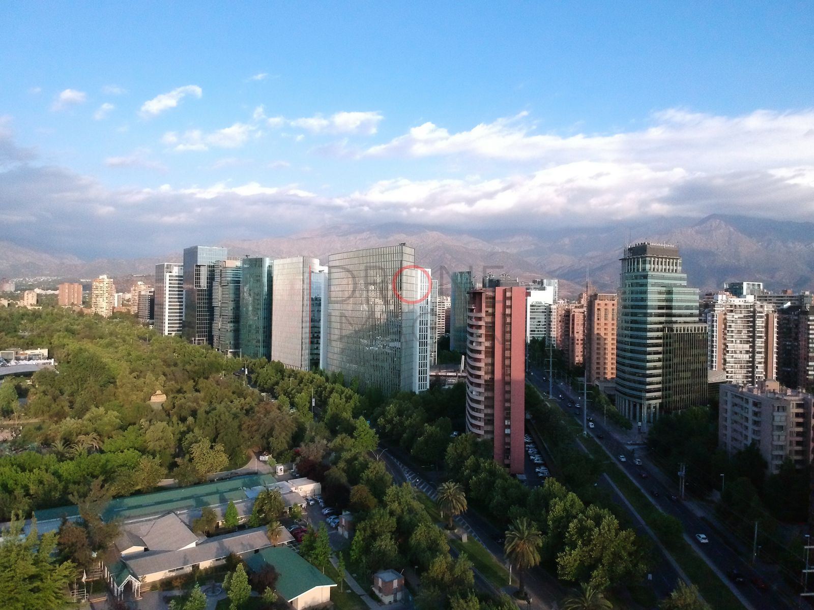 Torres de vidrio y parque al atardecer, Las Condes