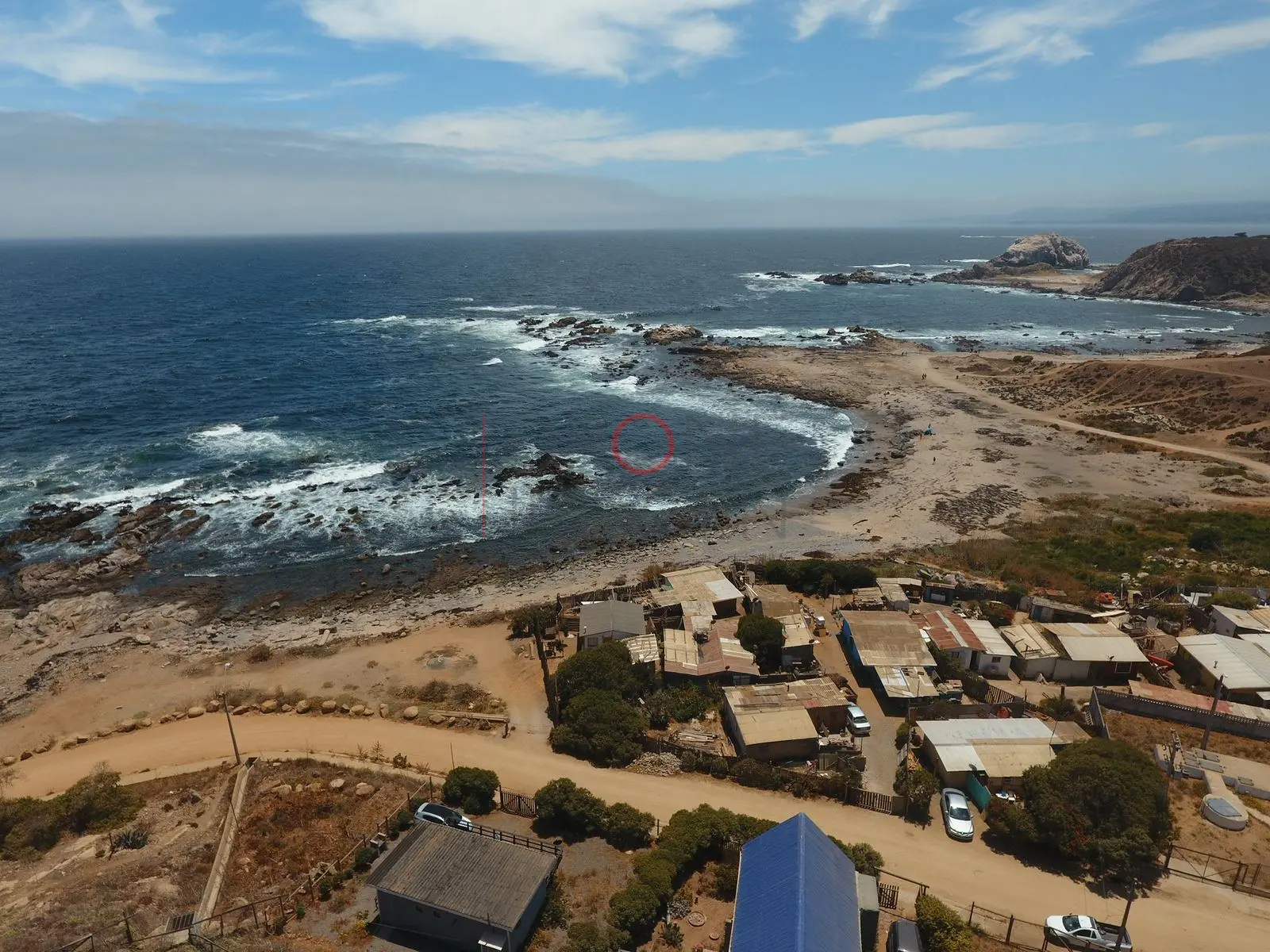 Costa rocosa y casas frente al mar, El Quisco