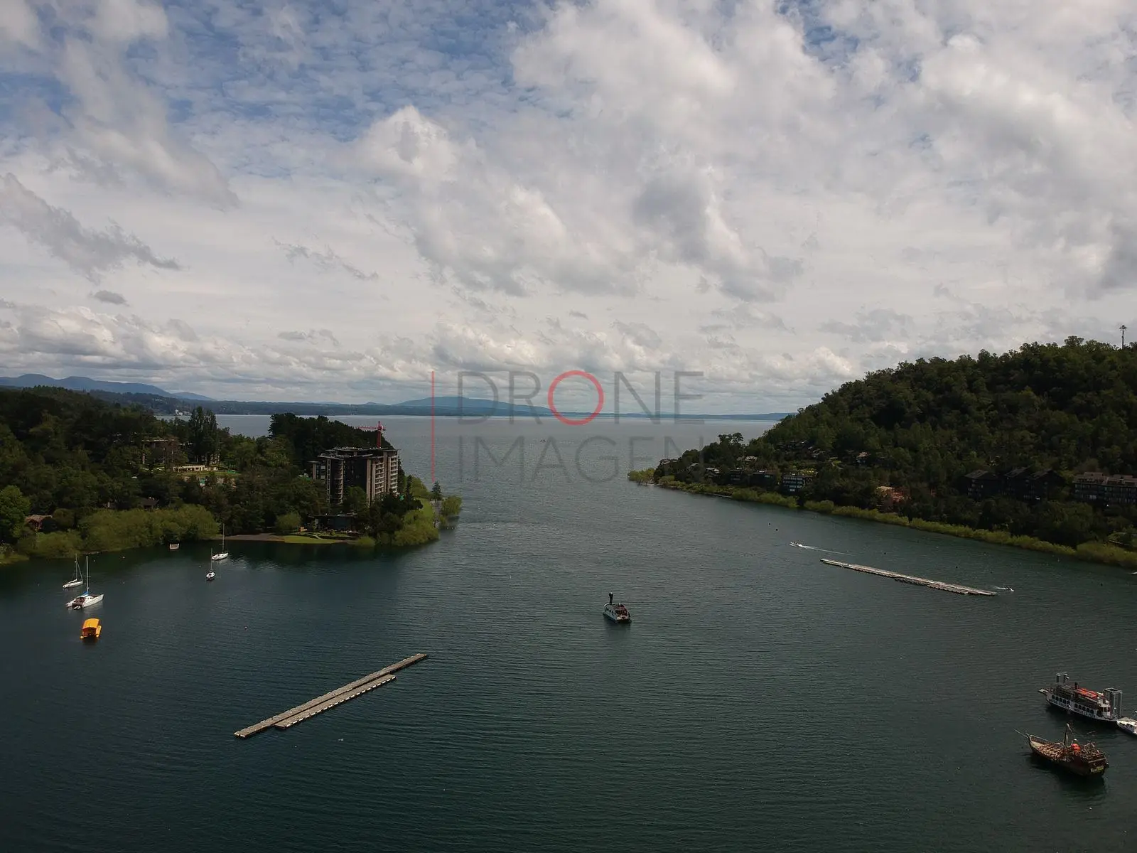 Lago Villarrica y península boscosa, Centro de Pucón