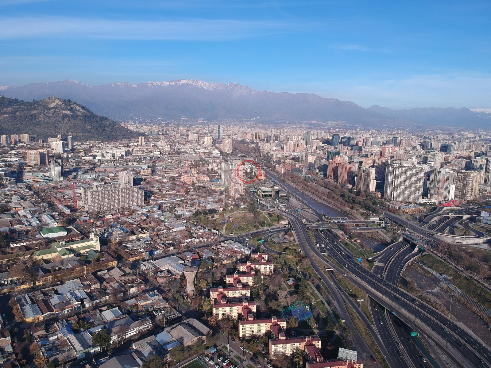 Ciudad y cordillera desde la autopista, Independencia