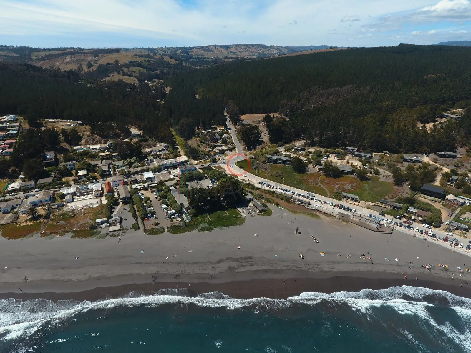 Pueblo costero frente a la playa de arena oscura, Matanzas — Navidad, Chile