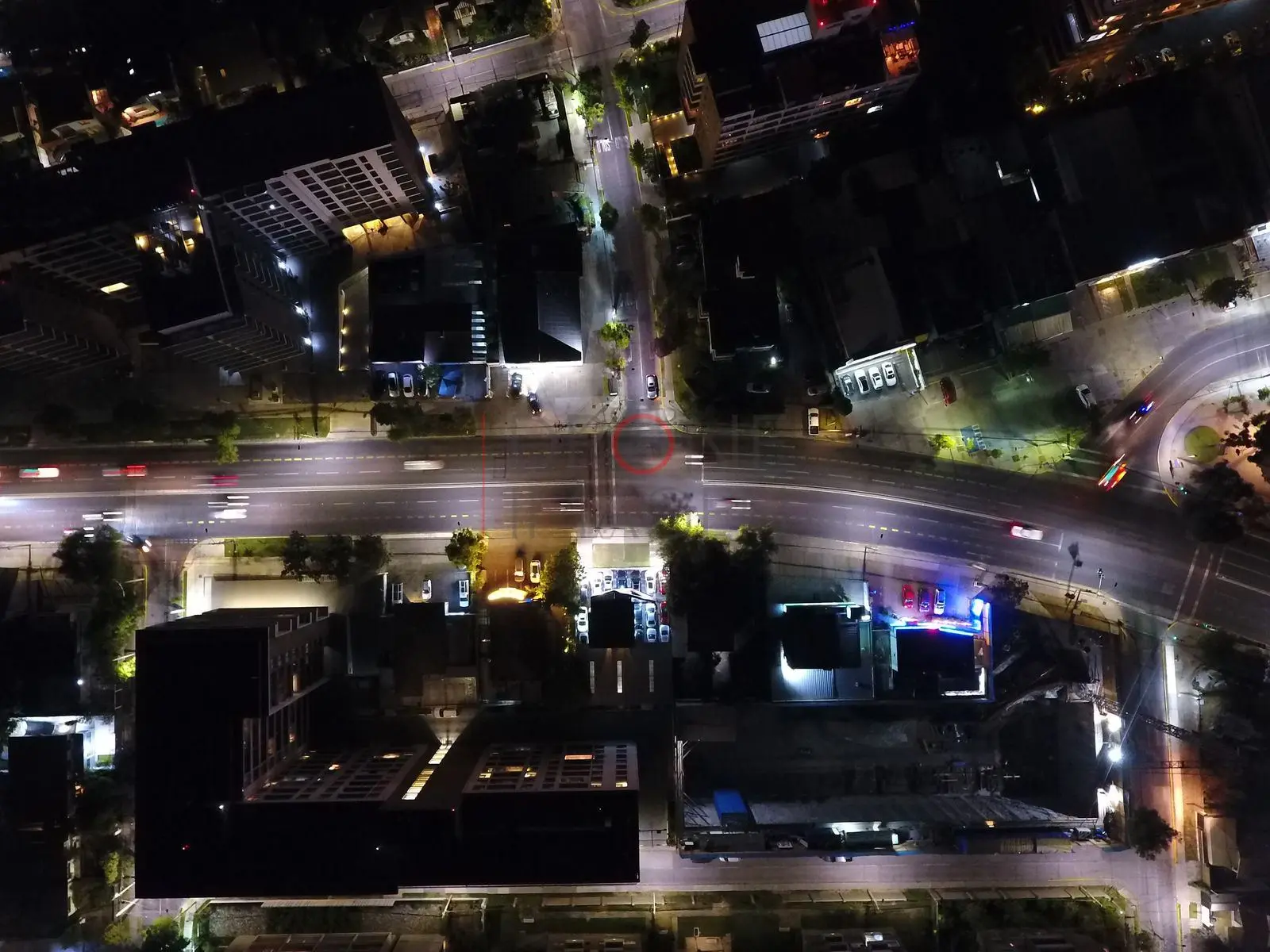 Calles y edificios iluminados desde arriba, Las Condes · vista cenital