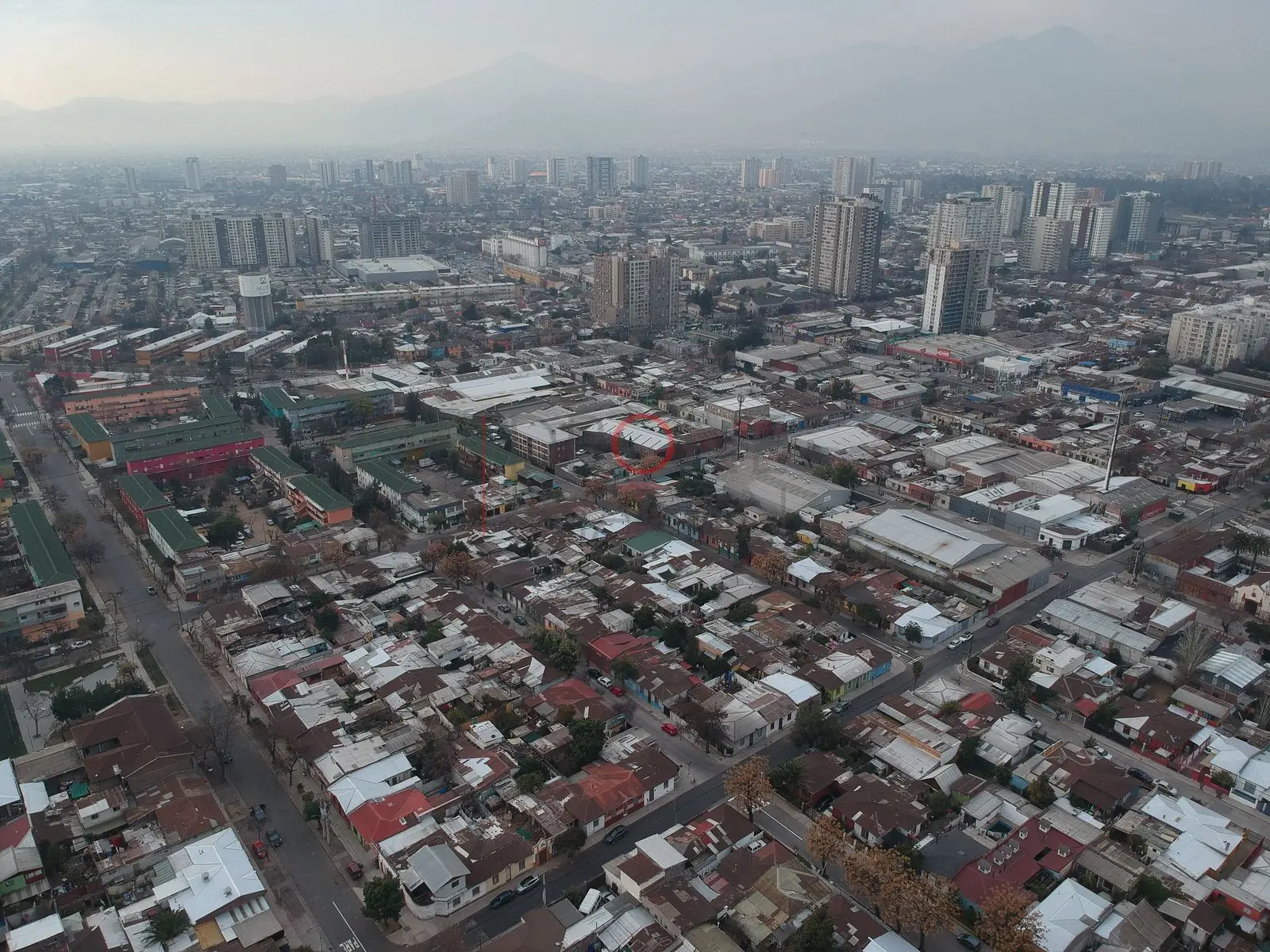 Barrio y torres al fondo, Independencia — Santiago, Chile