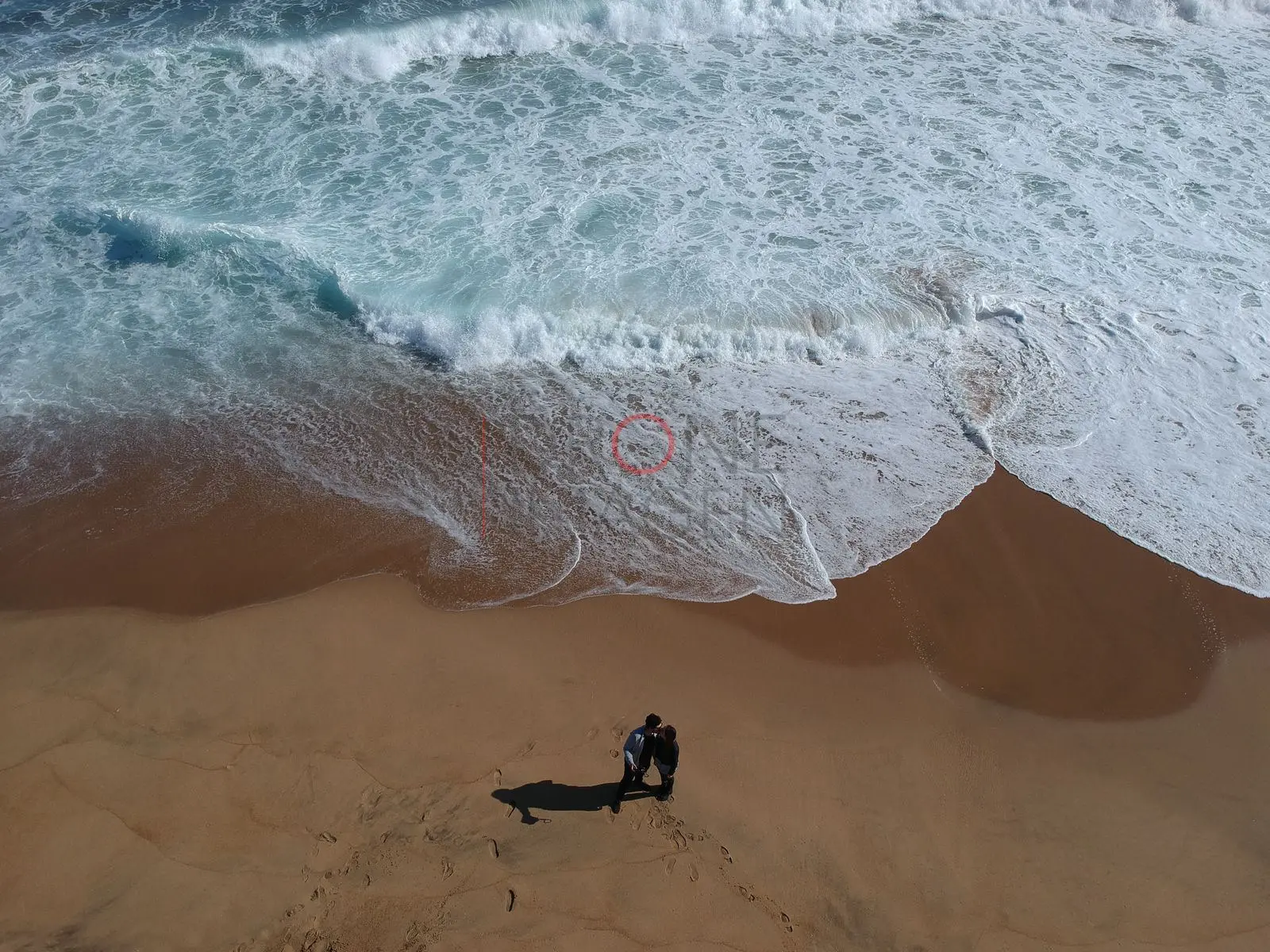 Ola y espuma sobre la arena, Reñaca — Viña del Mar, Chile