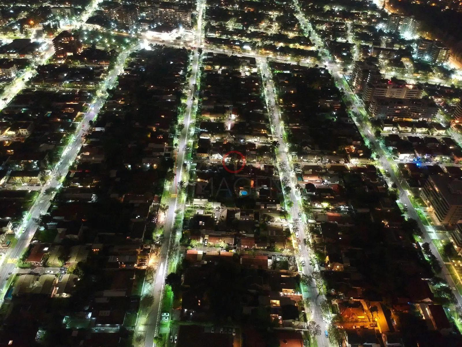 Calles iluminadas de noche, Las Condes — Santiago, Chile