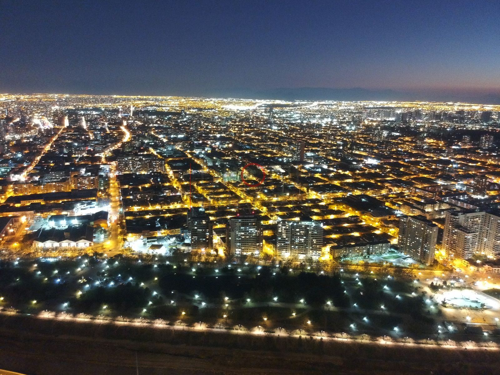 Ciudad iluminada al anochecer, Independencia