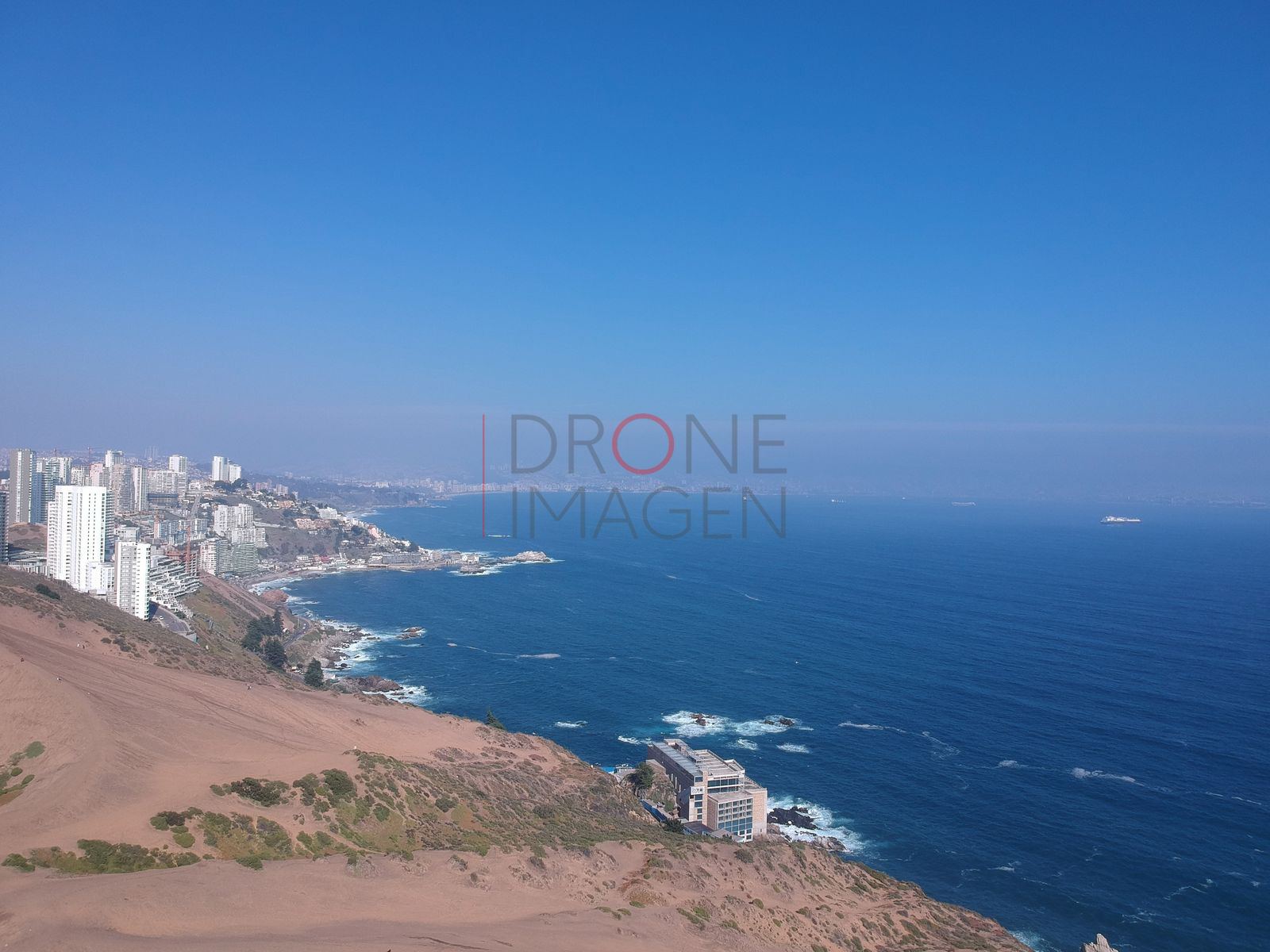 Bahía y edificios frente al océano, Concón