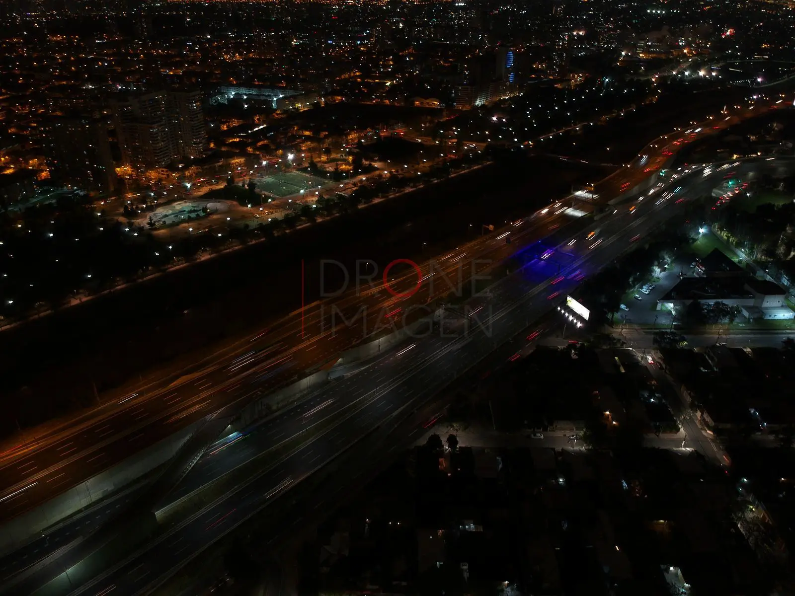 Autopista de noche con estelas de luz, Independencia — Santiago, Chile