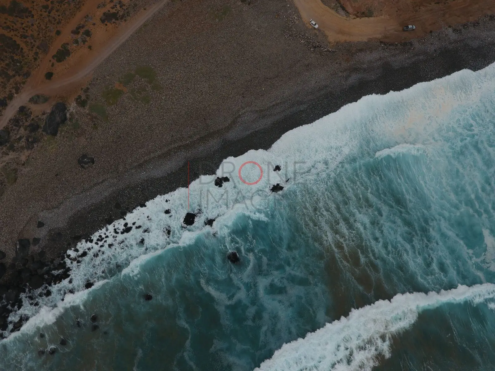 Olas rompiendo contra rocas oscuras, Caleta Hornos