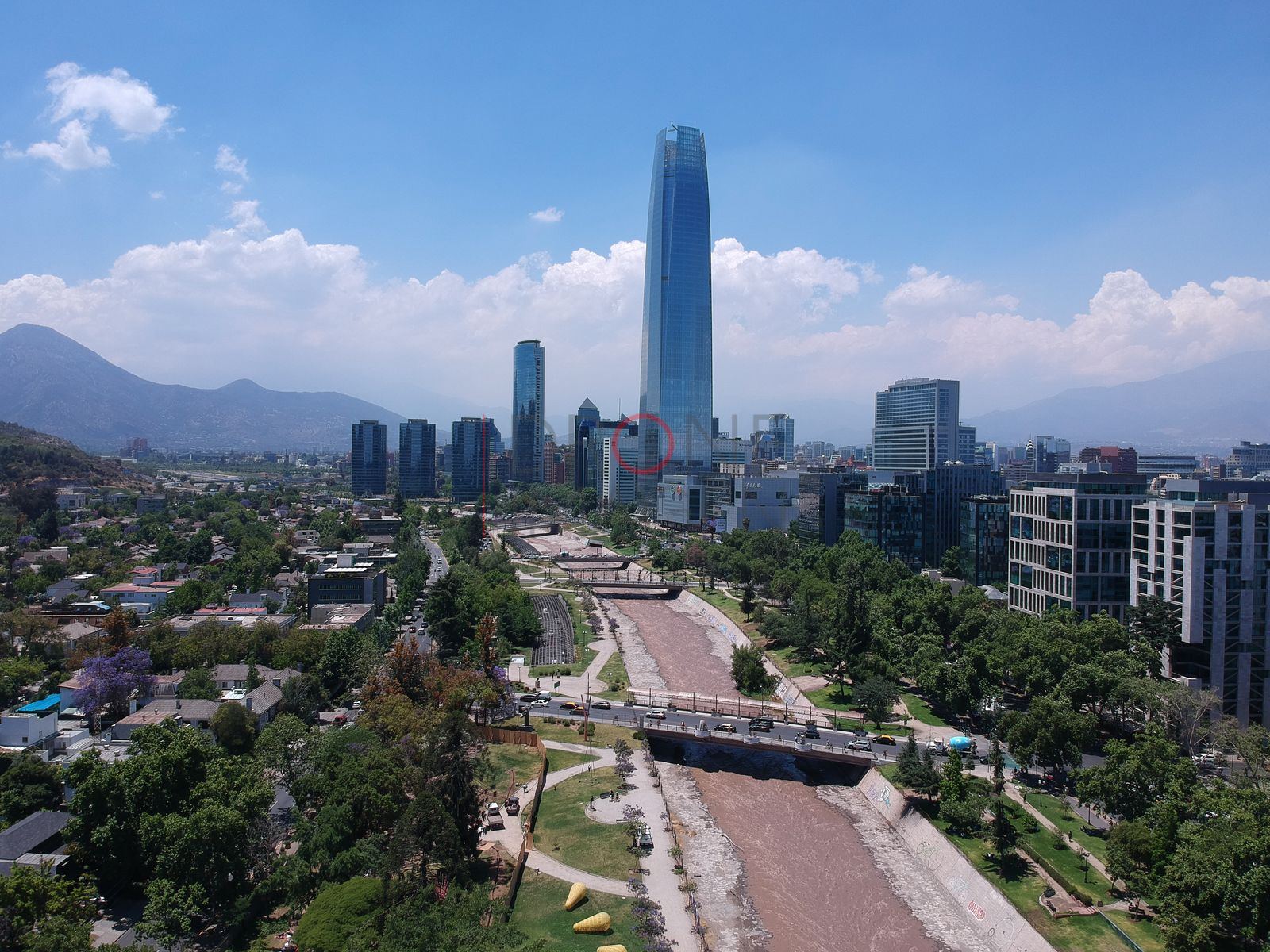 Gran Torre Santiago y nubes, Providencia