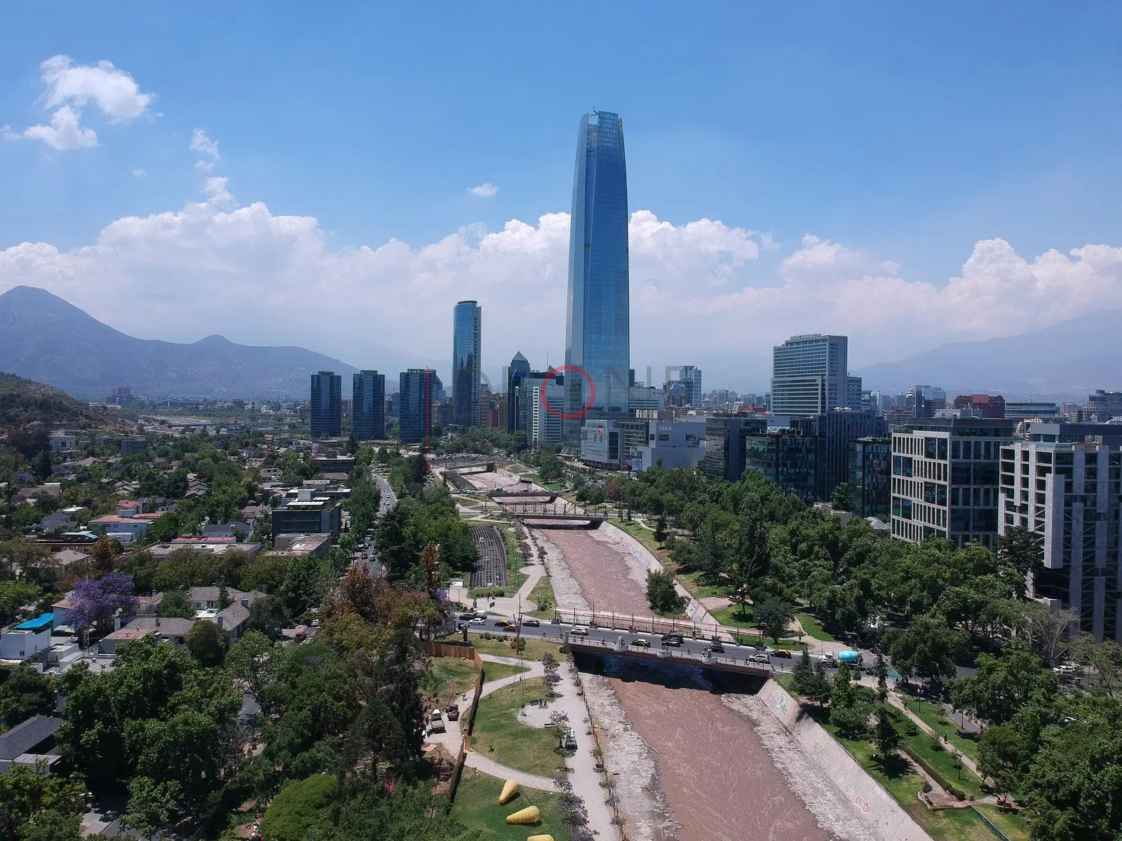 Gran Torre Santiago y nubes, Providencia · vista aérea oblicua