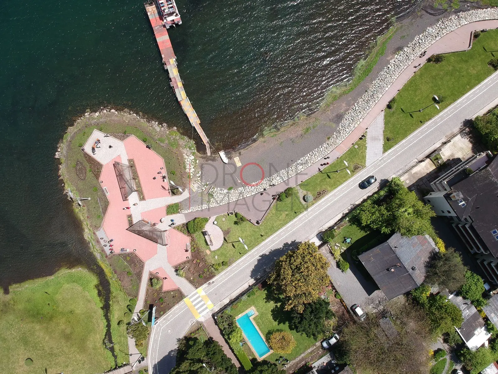 Mirador rosado y costanera junto al lago, Centro de Pucón