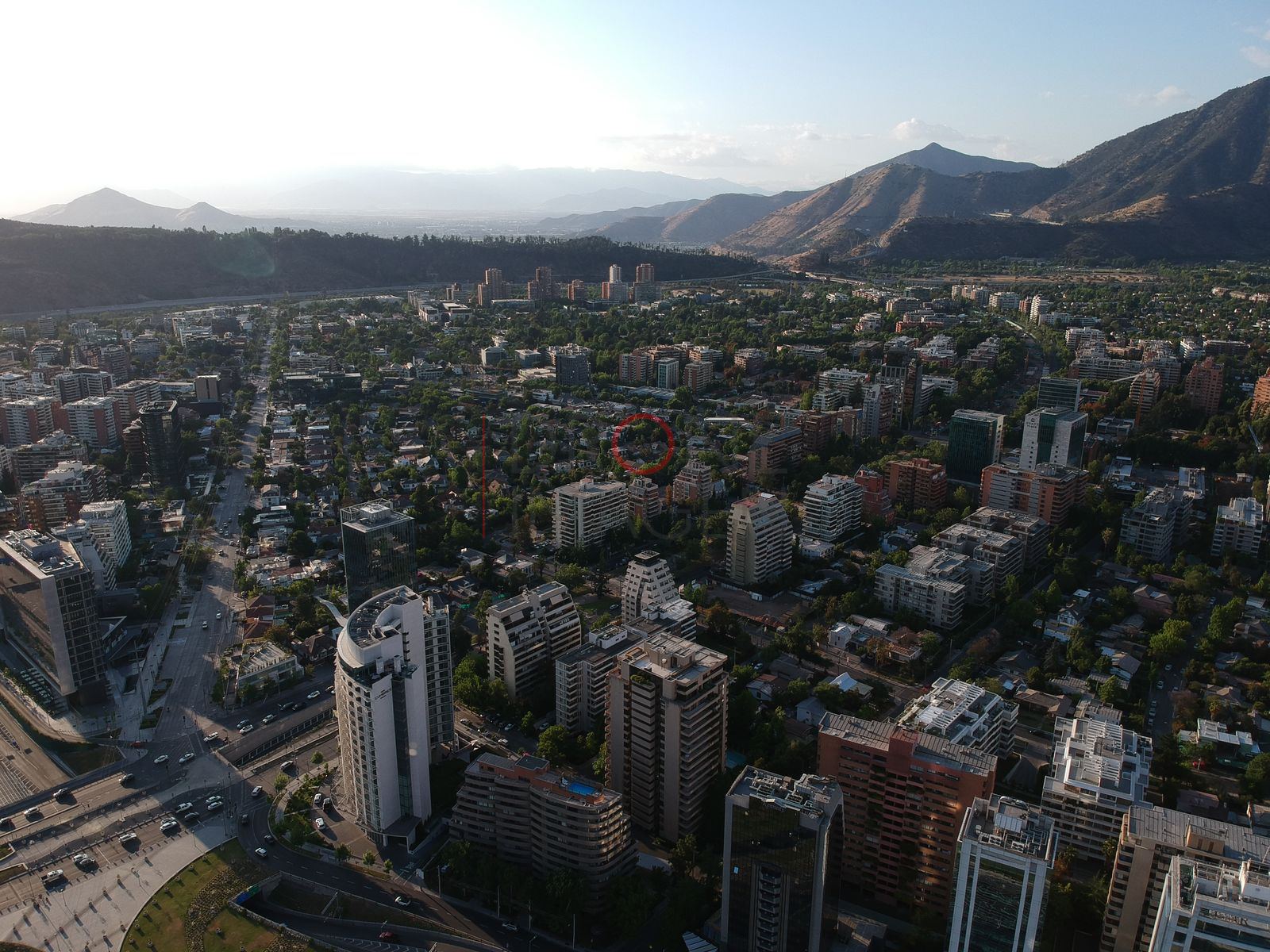 Avenida y cerro al fondo, Las Condes