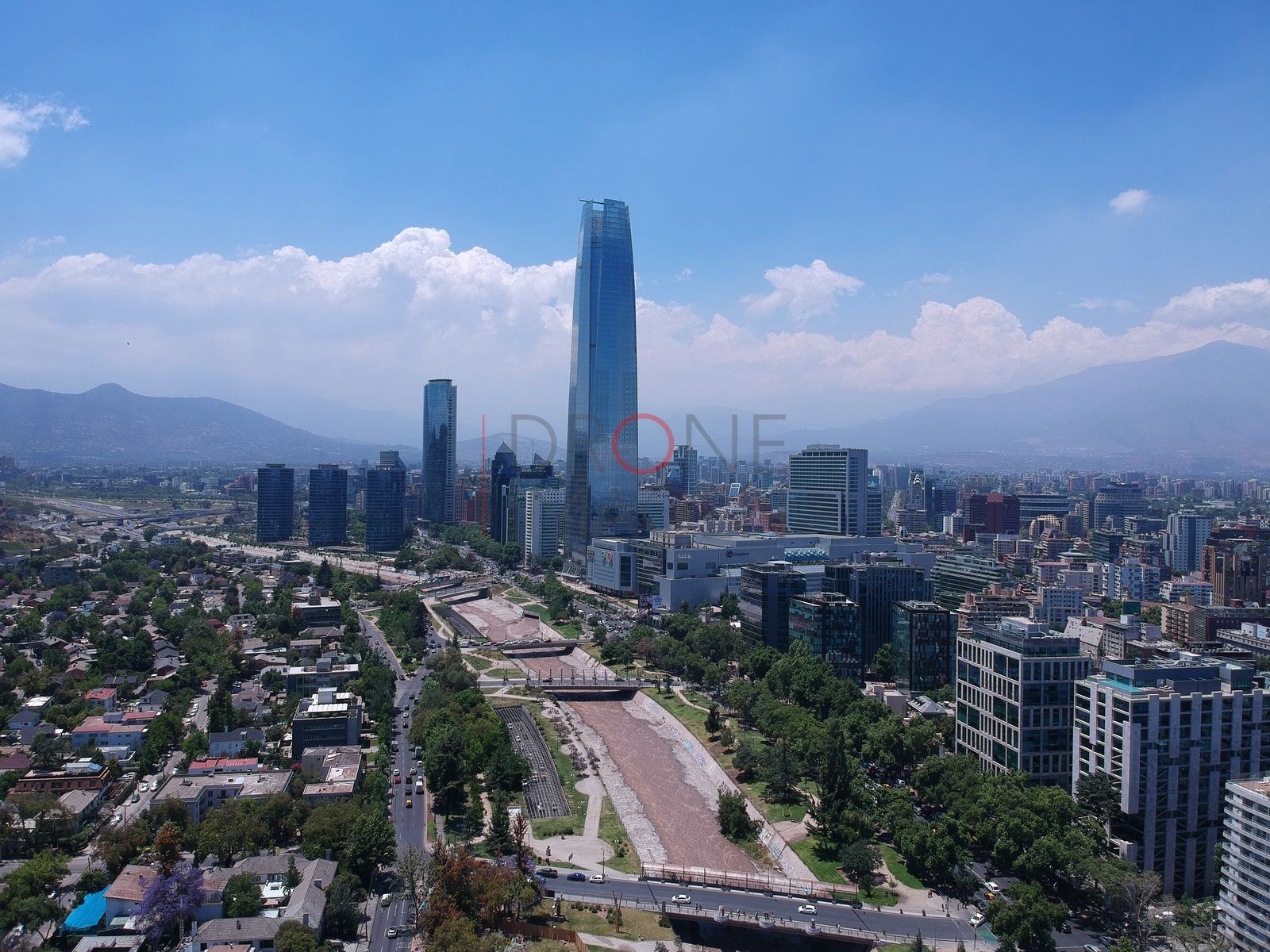 Gran Torre Santiago y río Mapocho, Providencia