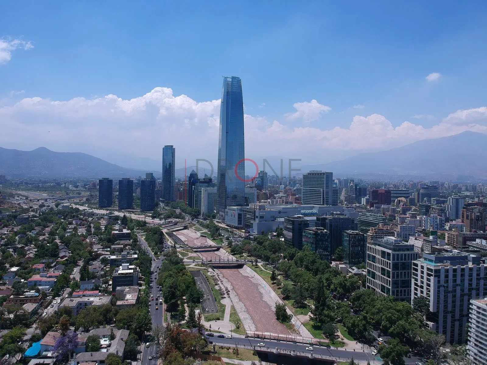 Gran Torre Santiago y río Mapocho, Providencia