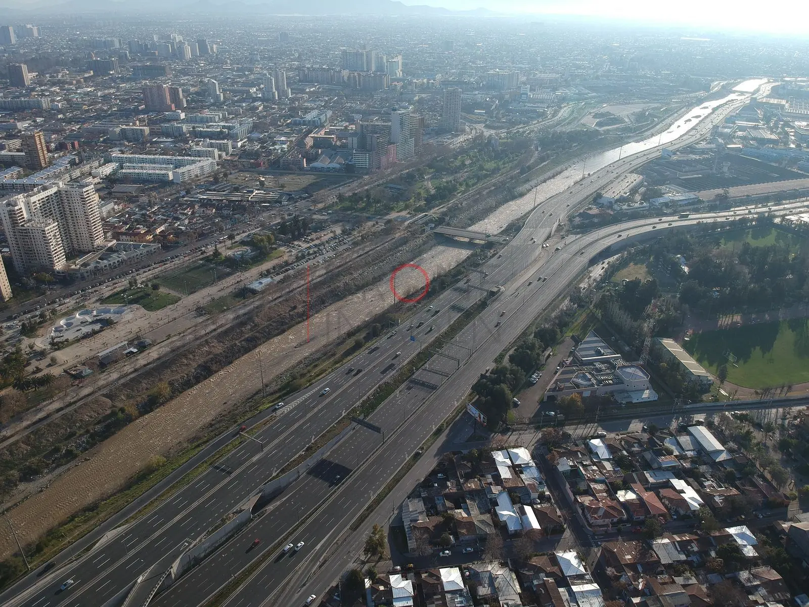 Autopista junto al río Mapocho, Independencia — Santiago, Chile