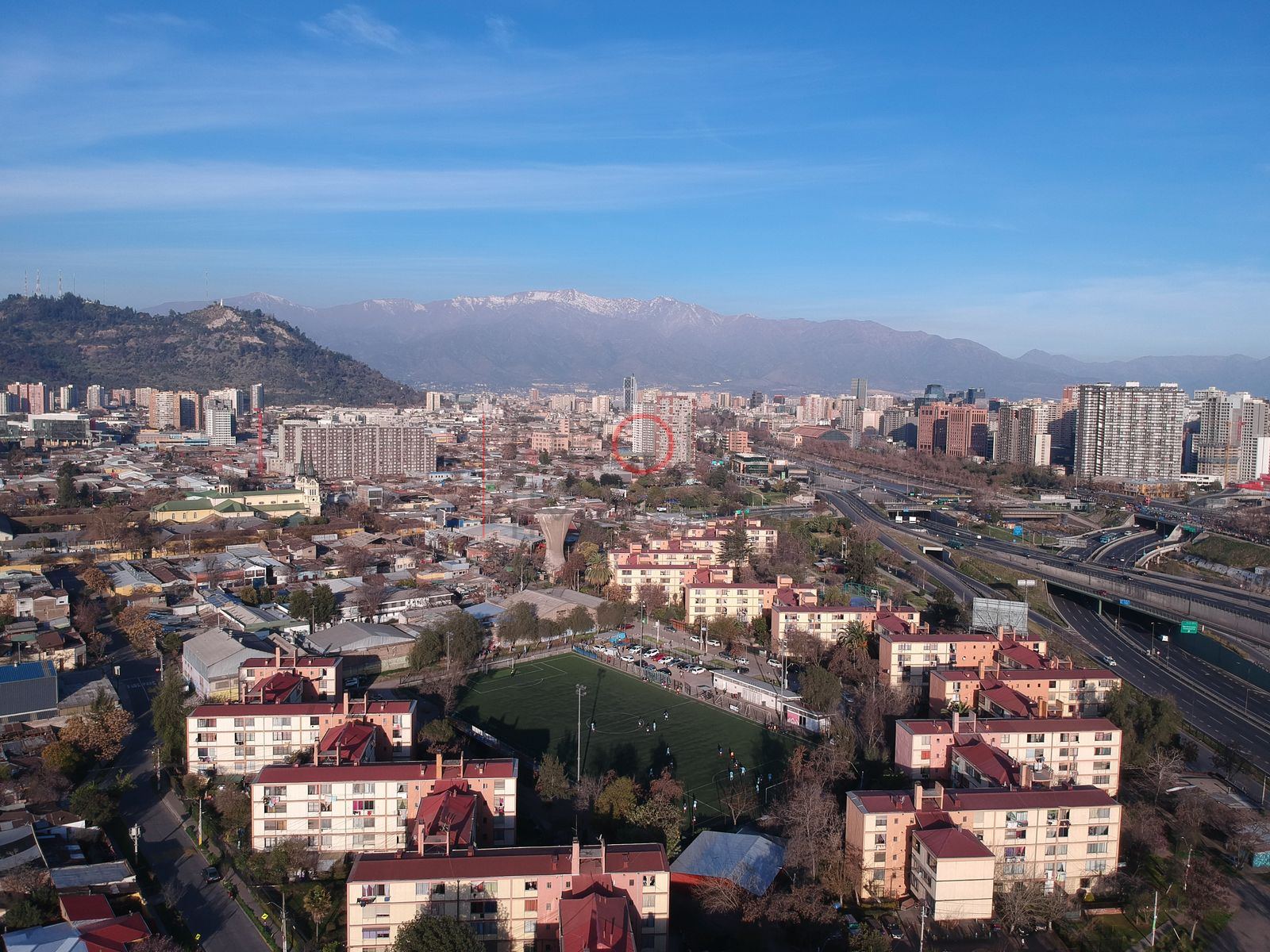 Blocks y cancha de fútbol frente a la cordillera, Independencia