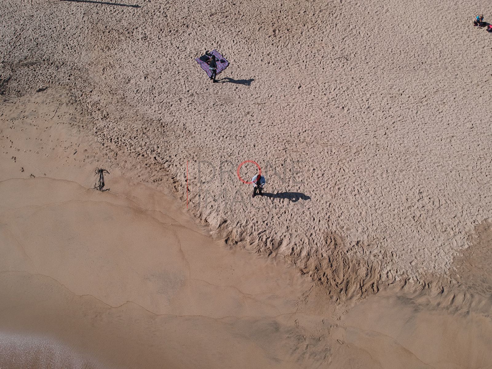 Sombrilla y paseantes en la playa, Reñaca