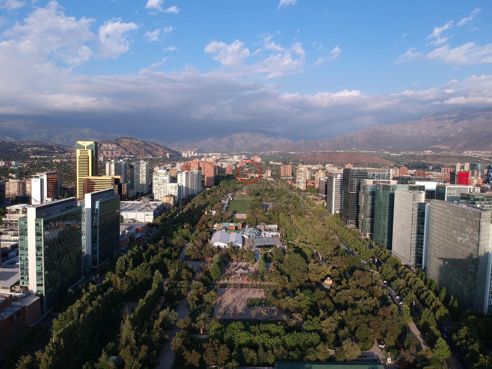 Torres y parque bajo nubes, Las Condes