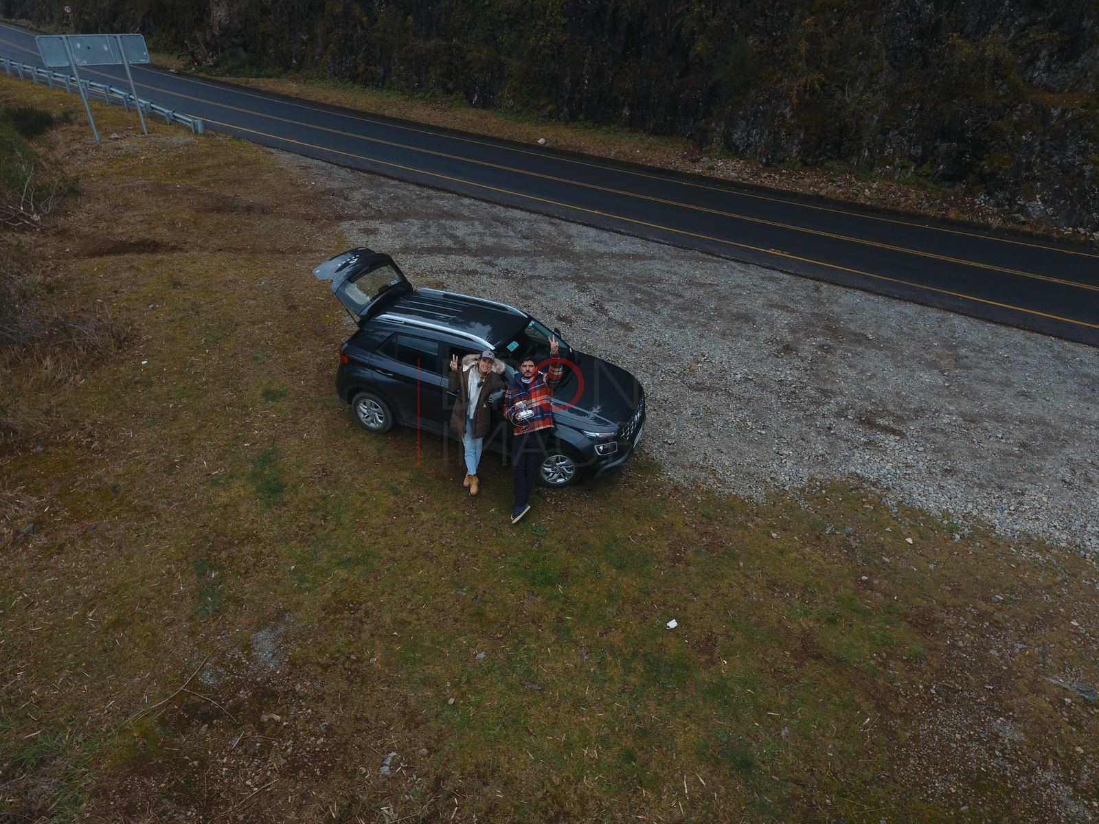 Auto y personas junto a la ruta con vista al lago, Panguipulli