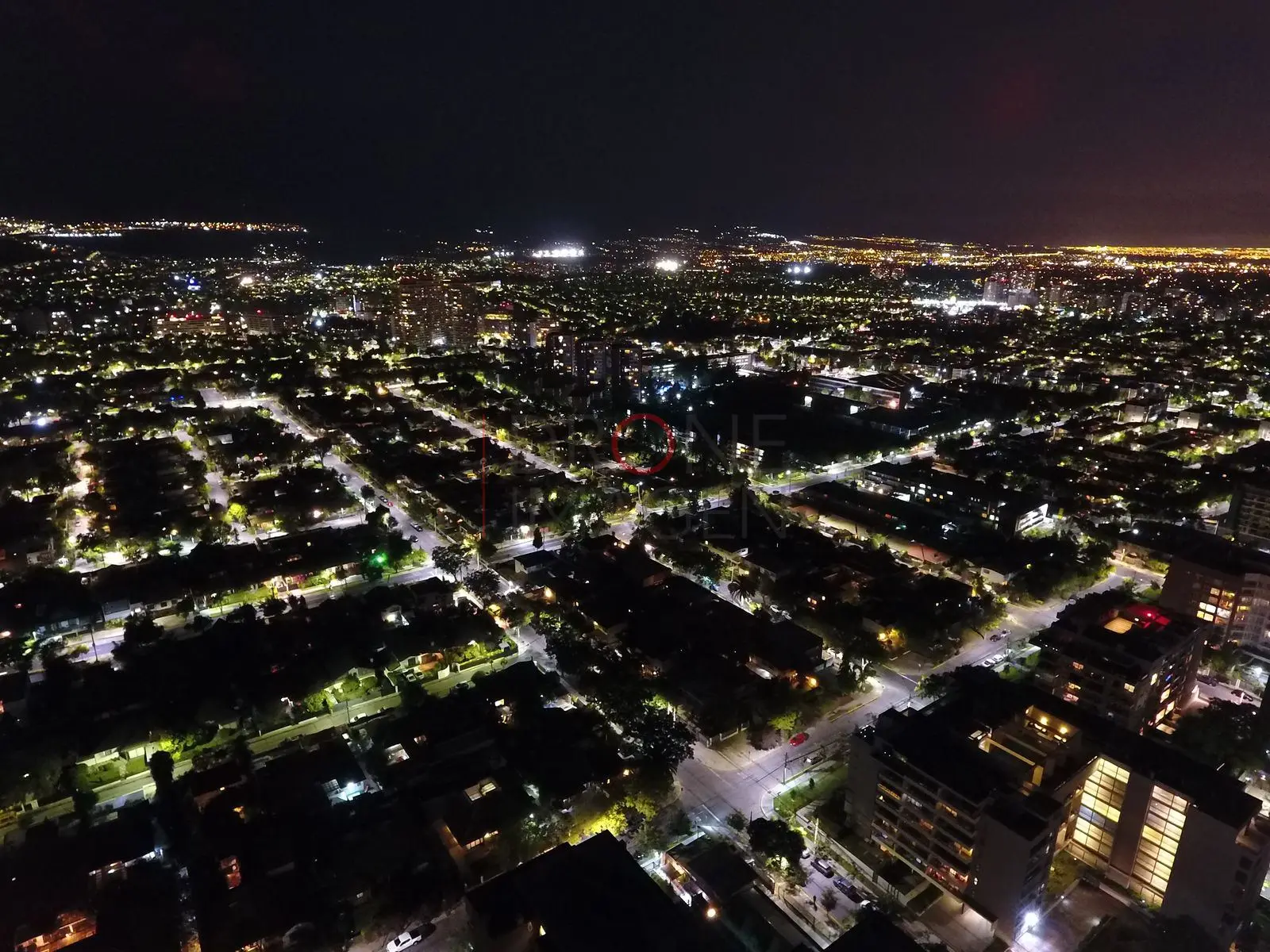 Barrios y luces hasta el horizonte, Las Condes · vista aérea oblicua
