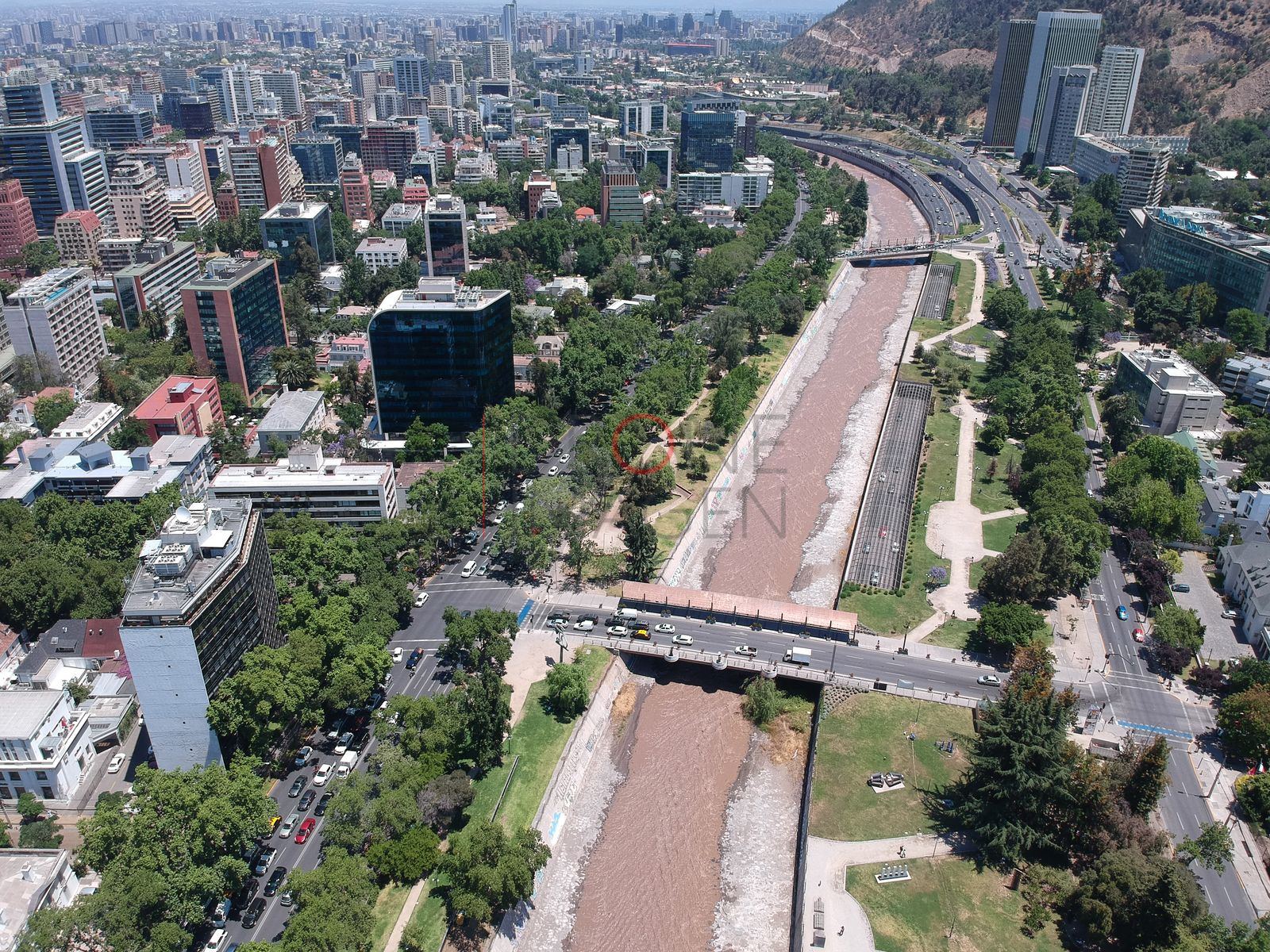Río Mapocho, puente y torres, Providencia