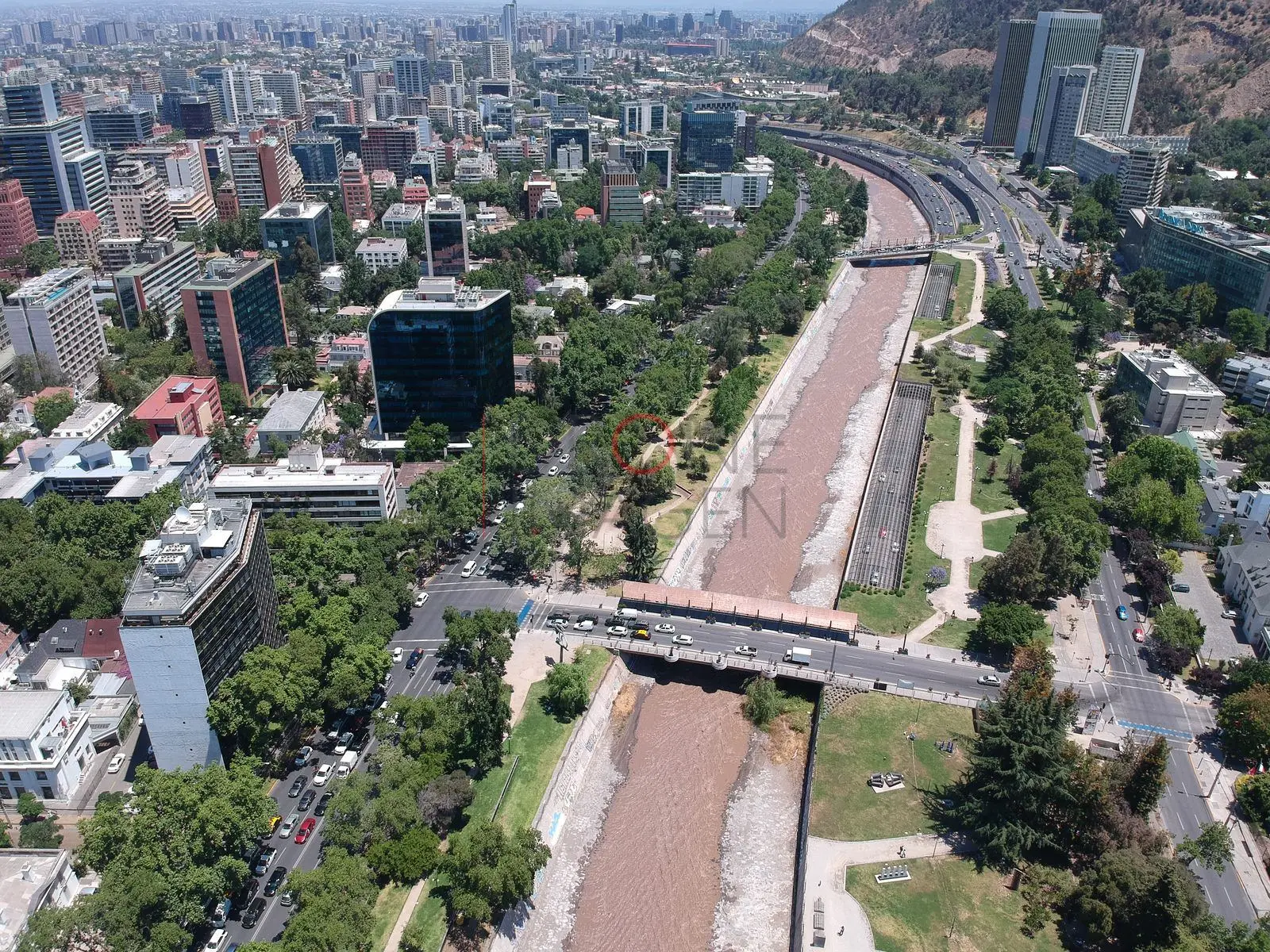 Río Mapocho, puente y torres, Providencia — Santiago, Chile