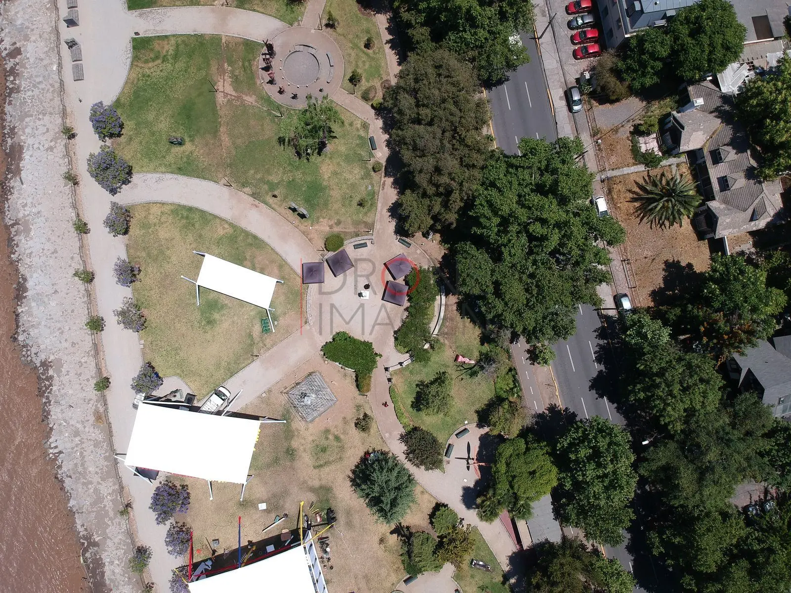 Parque y carpas junto al río, Providencia · vista cenital