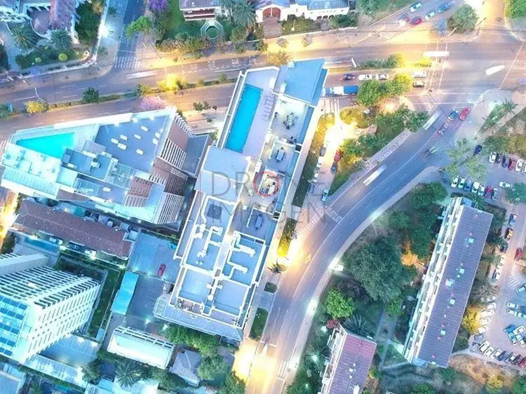 Edificios con piscinas en la azotea, de noche · vista cenital