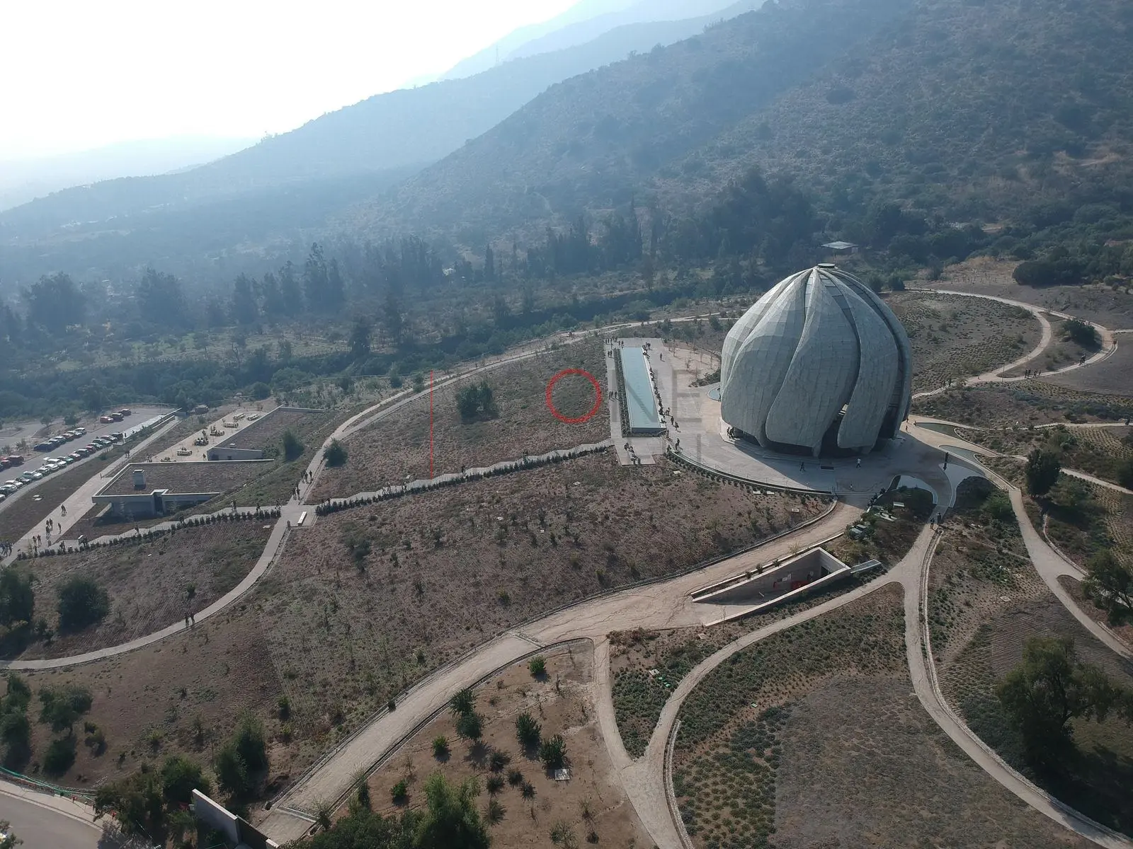 Templo Bahá'í y cerros de la precordillera, Peñalolén · vista aérea oblicua