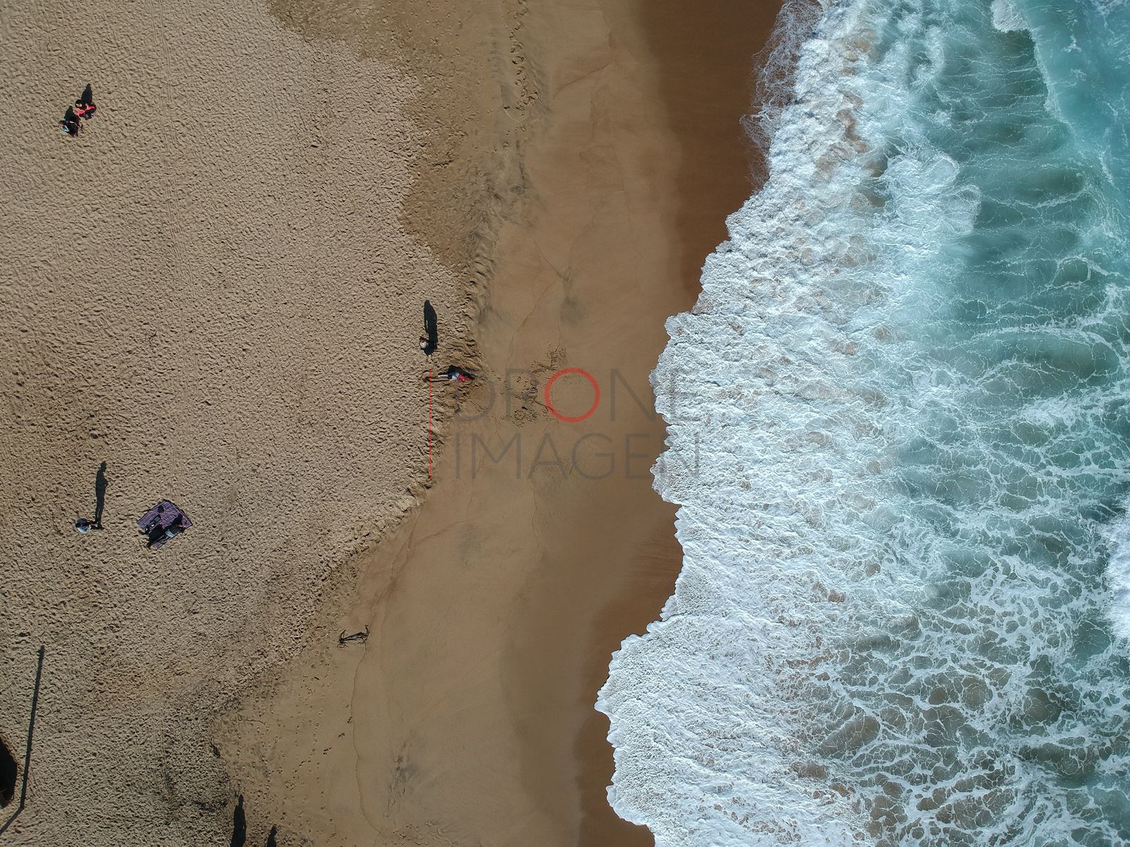 Paseante en la orilla junto a las olas, Reñaca