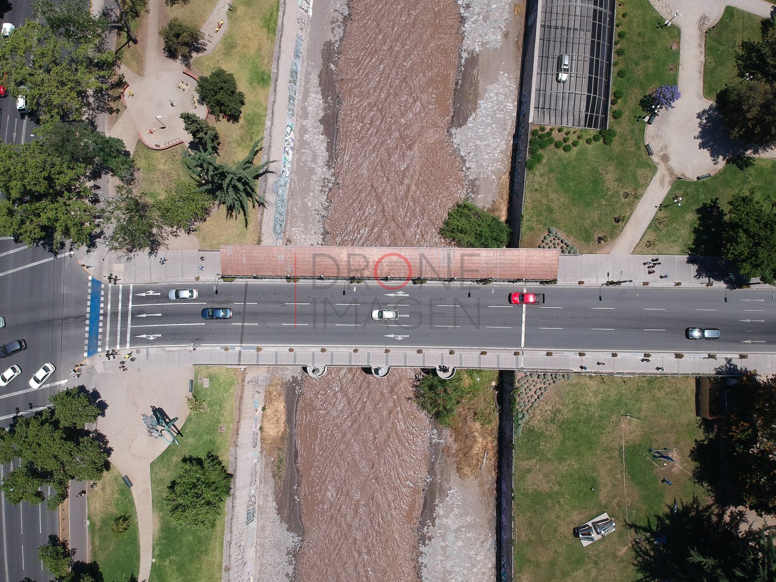 Autos cruzando el puente sobre el río, Providencia
