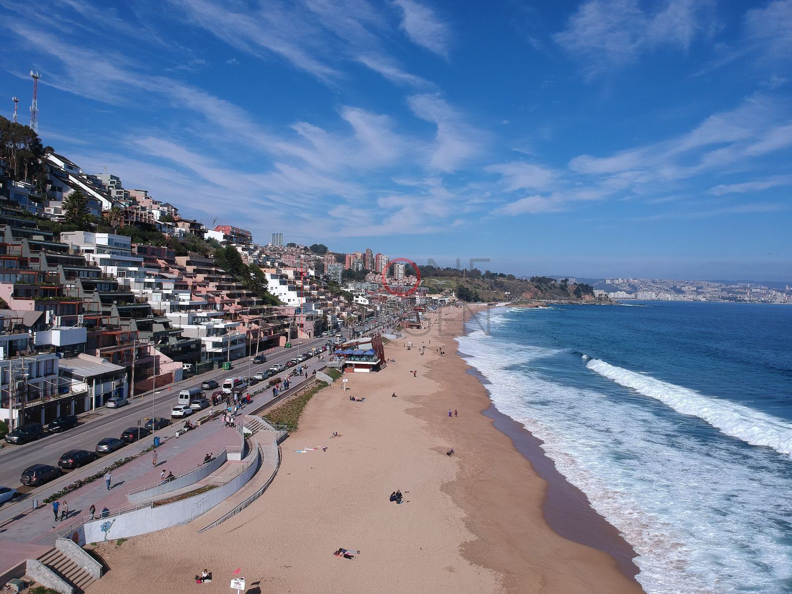 Playa y edificios sobre la ladera, Reñaca — vista oblicua