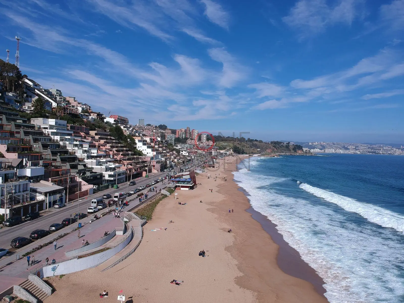Playa y edificios sobre la ladera, Reñaca — vista oblicua — Viña del Mar, Chile