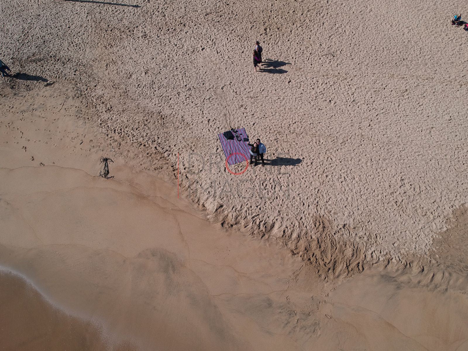 Paseantes y sombrilla junto a las dunas, Reñaca