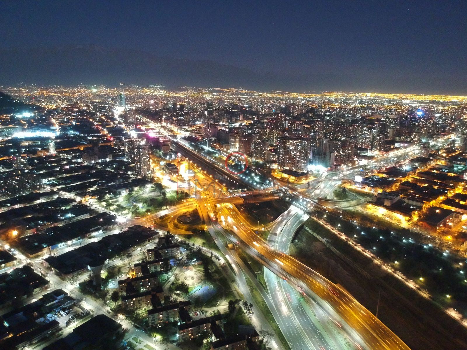 Ciudad y autopistas al anochecer, Independencia