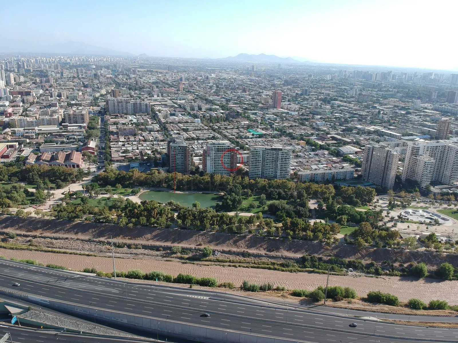 Río, parque y edificios de la ciudad, Independencia — Santiago, Chile
