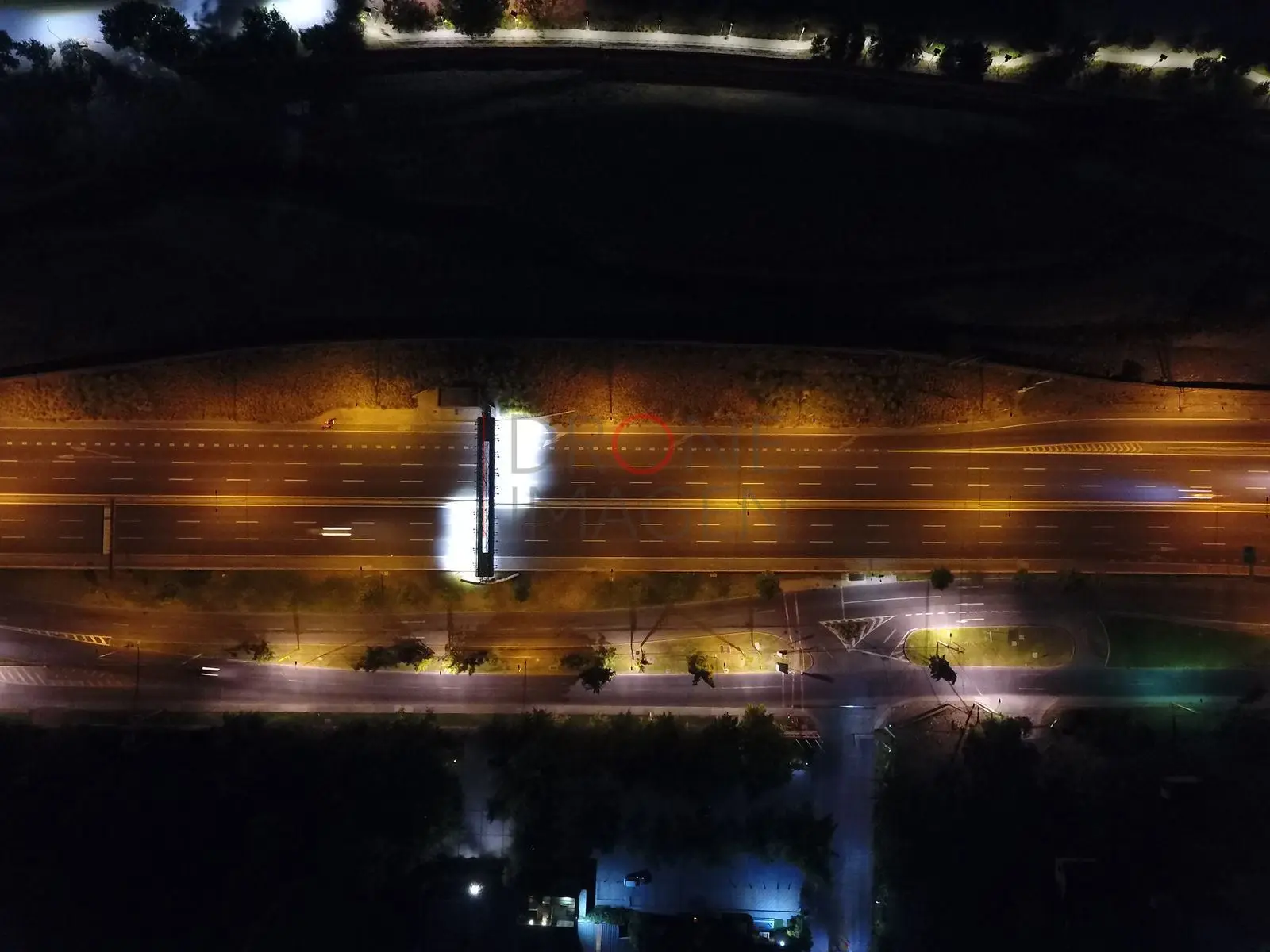 Tráfico y luces sobre la autopista, Vitacura — Santiago, Chile