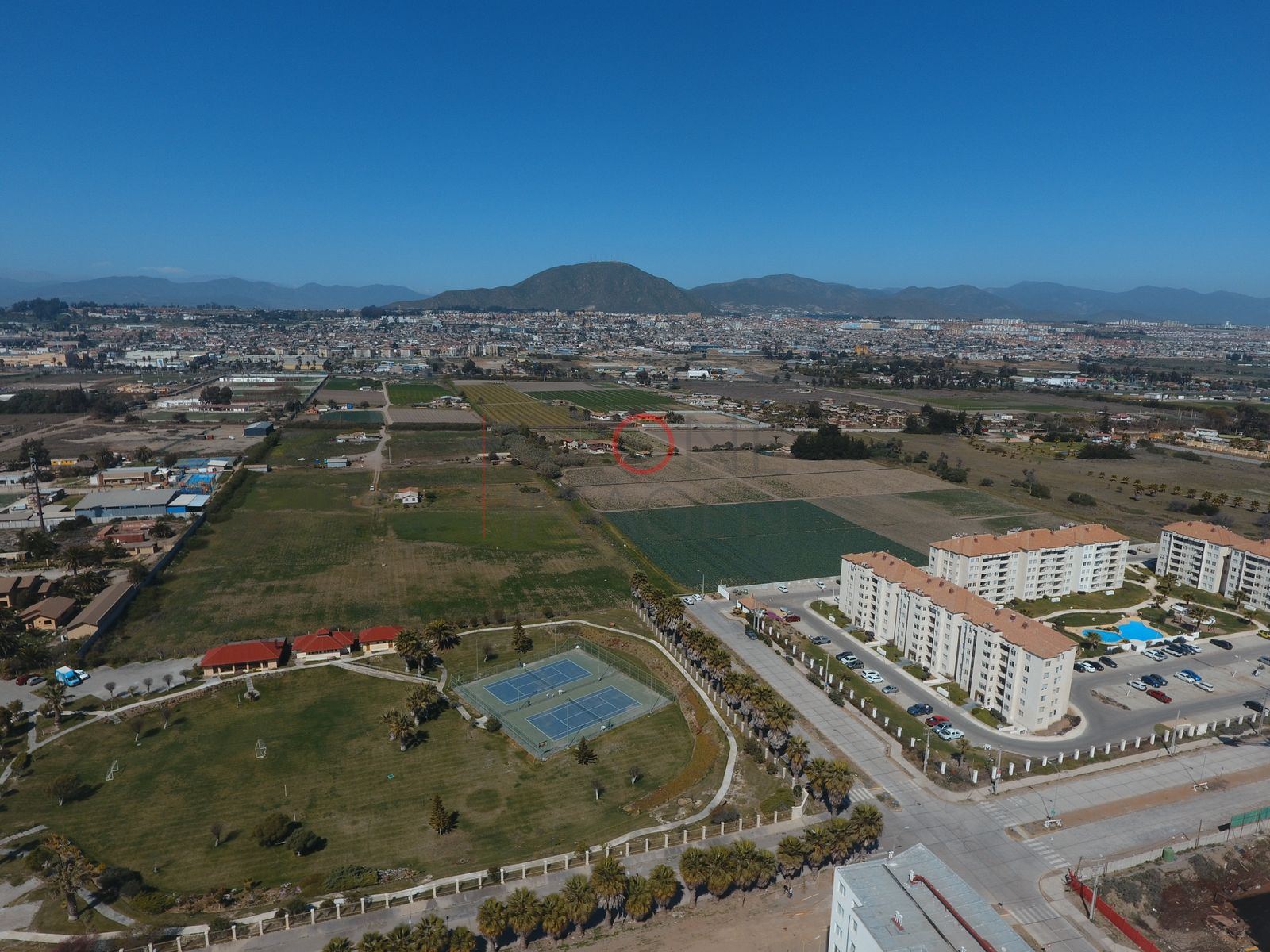 Canchas de tenis y edificios, La Serena