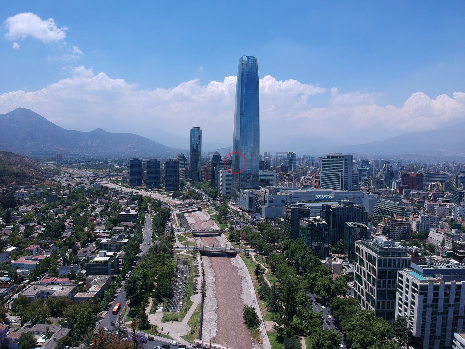 Gran Torre Santiago sobre el río, Providencia