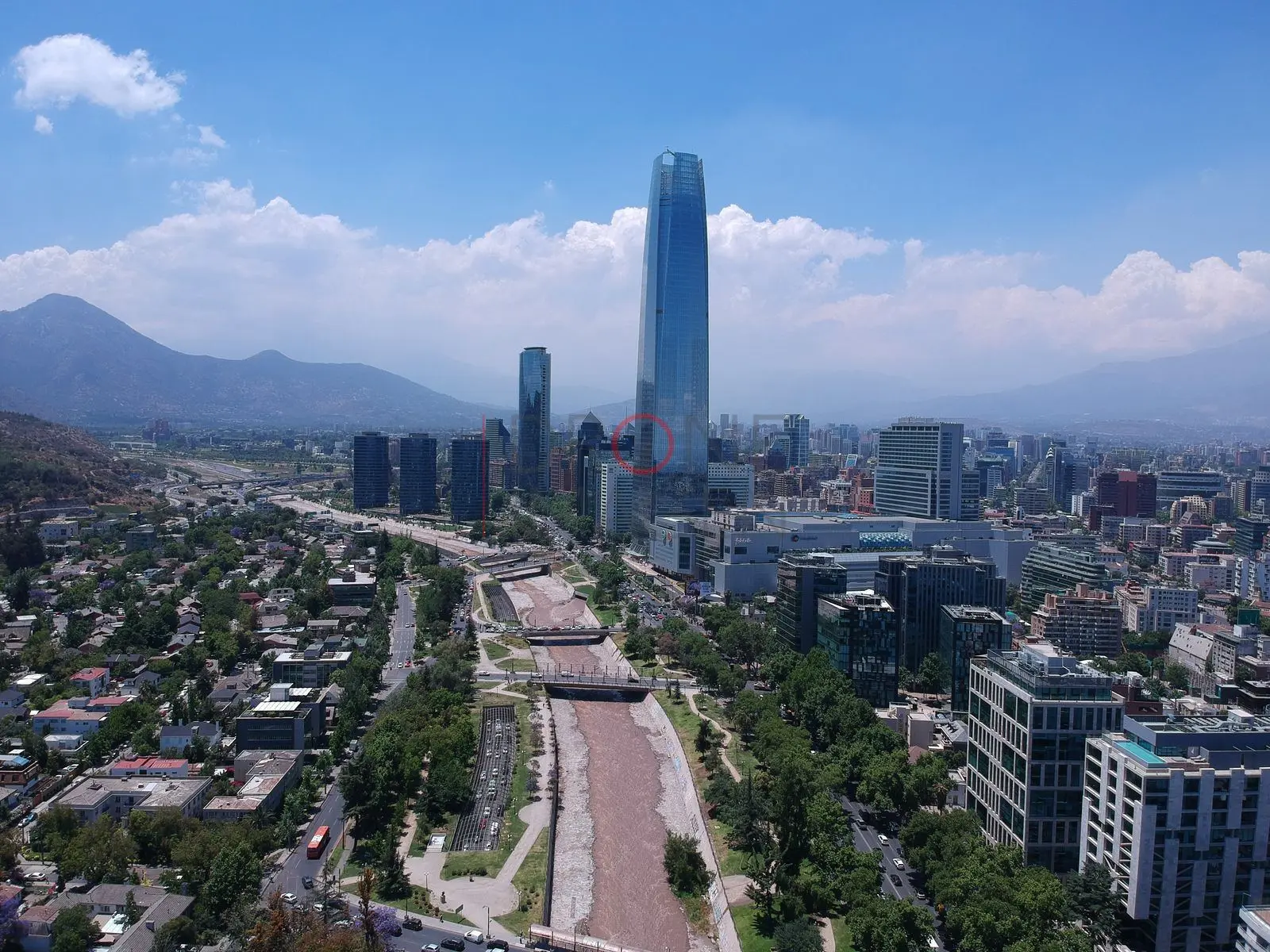 Gran Torre Santiago sobre el río, Providencia · vista aérea oblicua